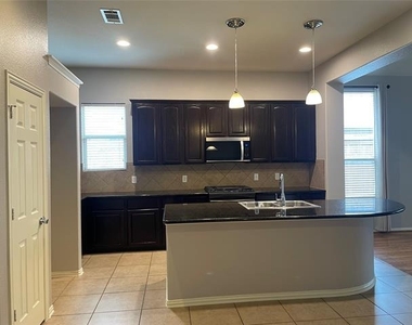 660 Payton Way - Photo Thumbnail 11