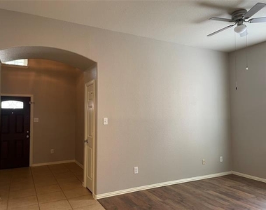 660 Payton Way - Photo Thumbnail 13