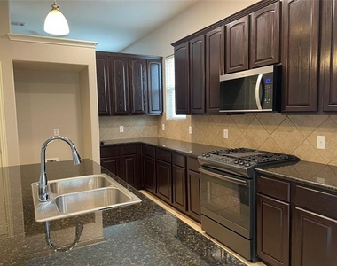 660 Payton Way - Photo Thumbnail 9