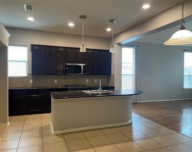 660 Payton Way - Photo Thumbnail 17