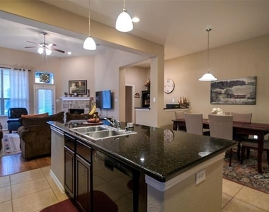 660 Payton Way - Photo Thumbnail 5