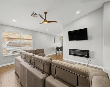 3819 N 106th Avenue - Photo Thumbnail 6