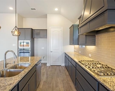 2813 Carisbrooke Street - Photo Thumbnail 7