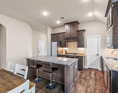905 Sedona Street - Photo Thumbnail 8
