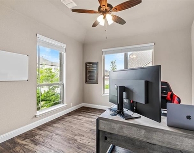905 Sedona Street - Photo Thumbnail 4