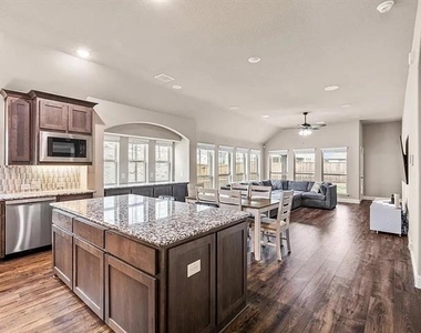 905 Sedona Street - Photo Thumbnail 6