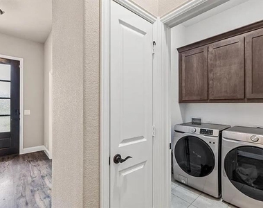 905 Sedona Street - Photo Thumbnail 5