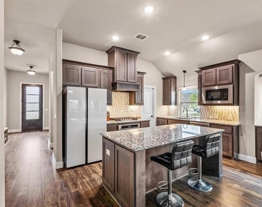905 Sedona Street - Photo Thumbnail 7
