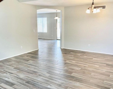 9820 W Pioneer Street - Photo Thumbnail 7