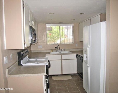 2338 W Lindner Avenue - Photo Thumbnail 4