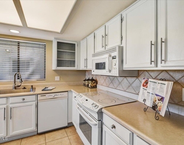 9630 W Tonto Lane - Photo Thumbnail 7