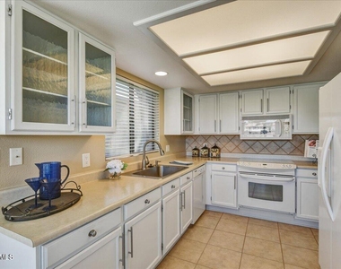 9630 W Tonto Lane - Photo Thumbnail 6