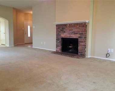625 Rothschild Lane - Photo Thumbnail 4