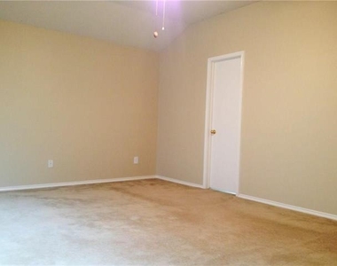 625 Rothschild Lane - Photo Thumbnail 9