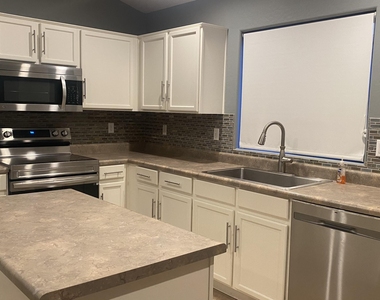 2610 N 107th Drive - Photo Thumbnail 5