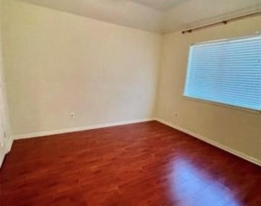 6609 Amesbury Lane - Photo Thumbnail 13