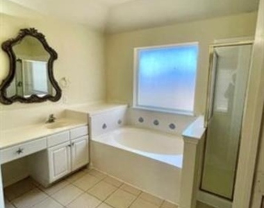 6609 Amesbury Lane - Photo Thumbnail 7