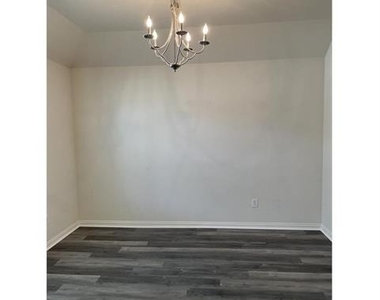 608 Creekside Drive - Photo Thumbnail 3