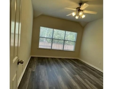 608 Creekside Drive - Photo Thumbnail 4
