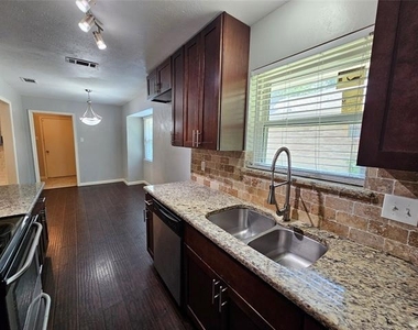 216 Wesley Drive - Photo Thumbnail 6