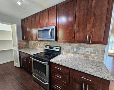 216 Wesley Drive - Photo Thumbnail 8
