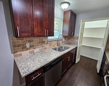 216 Wesley Drive - Photo Thumbnail 5