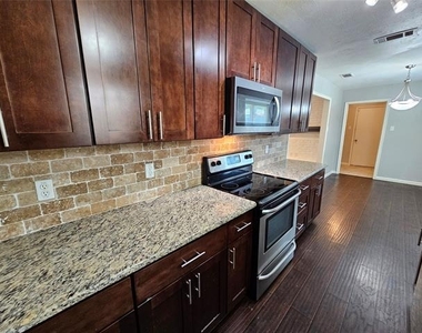 216 Wesley Drive - Photo Thumbnail 3