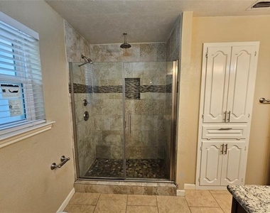 216 Wesley Drive - Photo Thumbnail 12