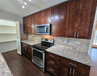 216 Wesley Drive - Photo Thumbnail 4