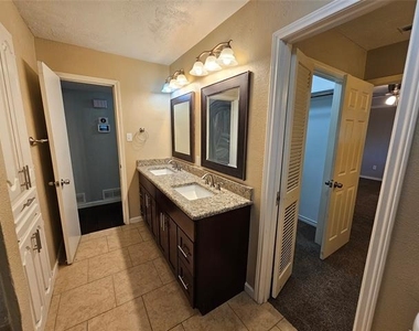 216 Wesley Drive - Photo Thumbnail 13