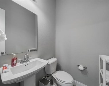 1526 Windermere Way - Photo Thumbnail 12