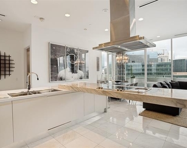 2408 Victory Park Lane - Photo Thumbnail 2