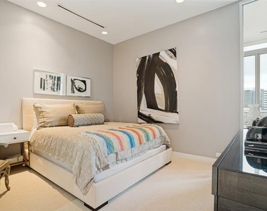 2408 Victory Park Lane - Photo Thumbnail 11