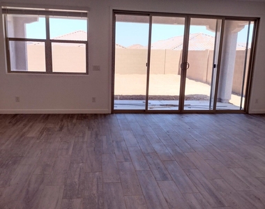 1536 W Corral Road - Photo Thumbnail 5