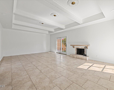 4327 N 69th Way - Photo Thumbnail 8
