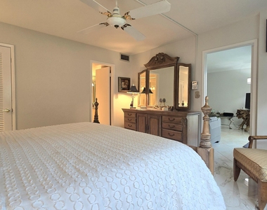 1161 Hillsboro Mile - Photo Thumbnail 28