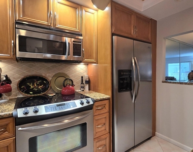 1161 Hillsboro Mile - Photo Thumbnail 18