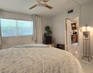 1161 Hillsboro Mile - Photo Thumbnail 33