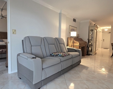 1161 Hillsboro Mile - Photo Thumbnail 25