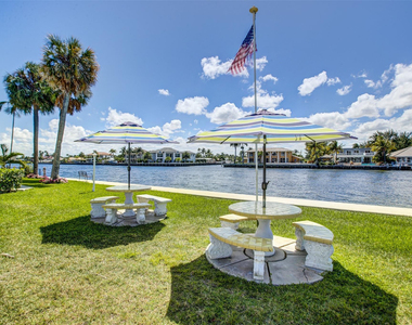 999 N Riverside Drive - Photo Thumbnail 11