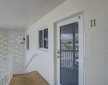 999 N Riverside Drive - Photo Thumbnail 2