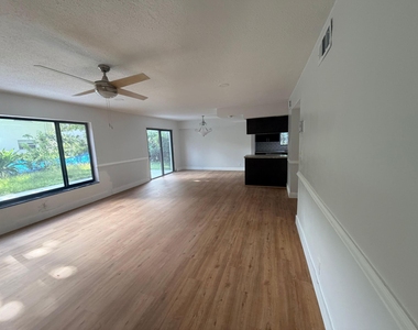 4340 Nw 80th Avenue - Photo Thumbnail 9