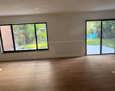4340 Nw 80th Avenue - Photo Thumbnail 4