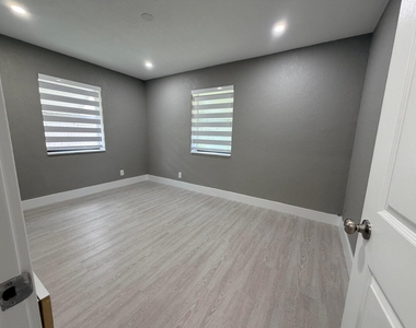 827 Franklin Road - Photo Thumbnail 3