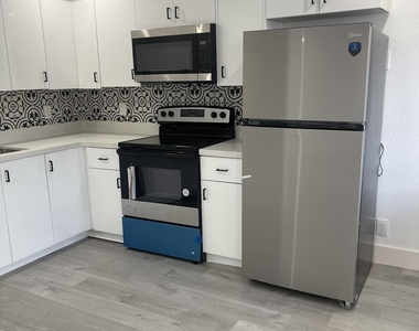 880 Nw 8th Avenue - Photo Thumbnail 1