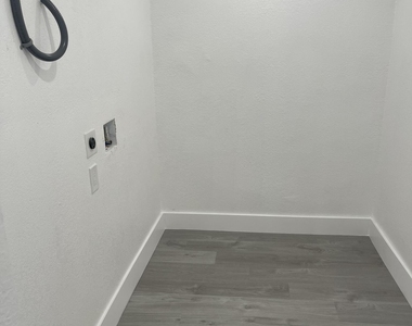 880 Nw 8th Avenue - Photo Thumbnail 6