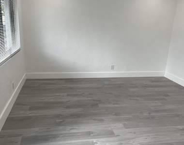 880 Nw 8th Avenue - Photo Thumbnail 4