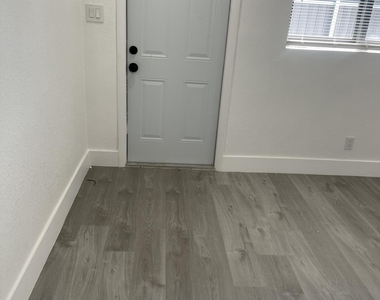 880 Nw 8th Avenue - Photo Thumbnail 9