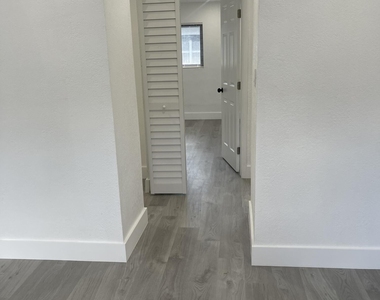 880 Nw 8th Avenue - Photo Thumbnail 5