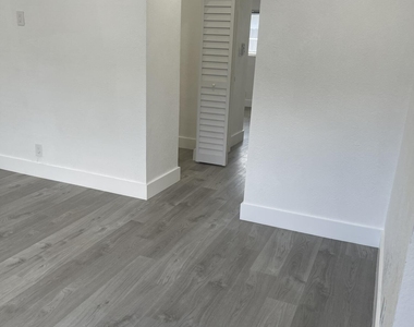 880 Nw 8th Avenue - Photo Thumbnail 3